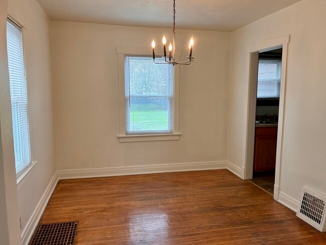 Building Photo - 254 Edward St