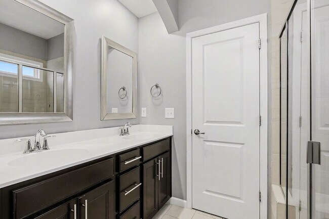 Building Photo - Spacious and Well Maintained Townhome in Austin Creek