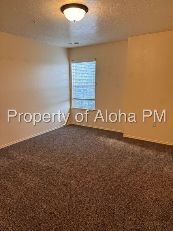 Building Photo - 1057 W Pine Ave
