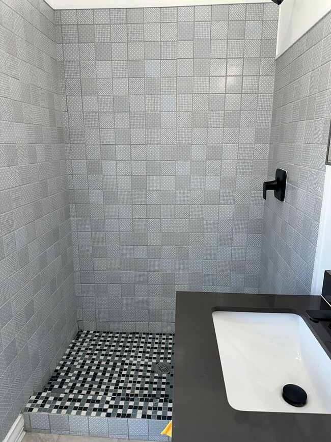 Building Photo - Newly Renovated, Spacious Home! W/D Hook-Up, Close to JHU, KKI and Public Transportation! Availab...