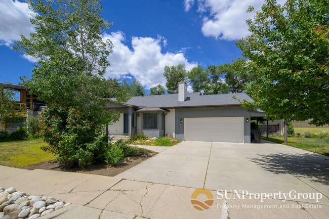 Building Photo - Stunning Remodeled Home in Desirable Cottonwood Heights!