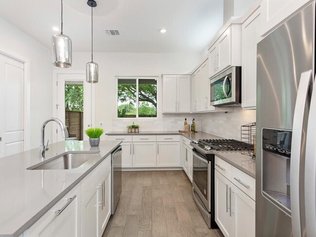 Building Photo - 1111 Brookswood Ave