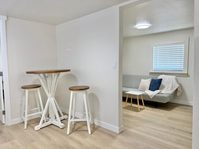Building Photo - 506 Studio Unit