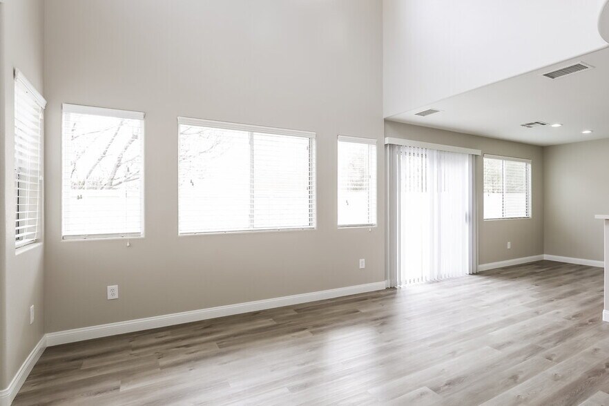 Building Photo - 10445 MIHELA Ave