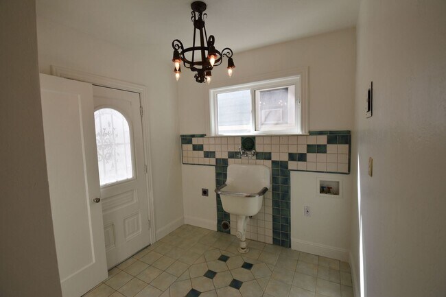 Building Photo - 3 br, 1.5 bath House - 2010 N Street