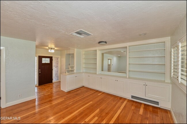 Building Photo - 3030 Aurora Ave