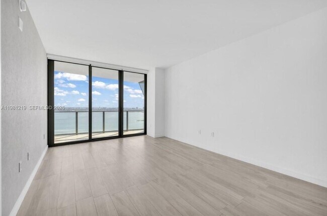 Building Photo - 460 NE 28th St