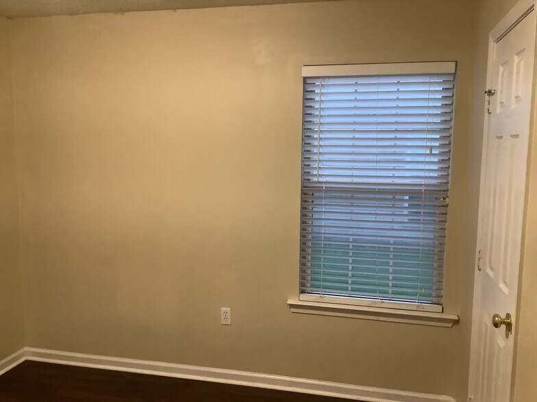 Building Photo - 108 Oak Grove Ln