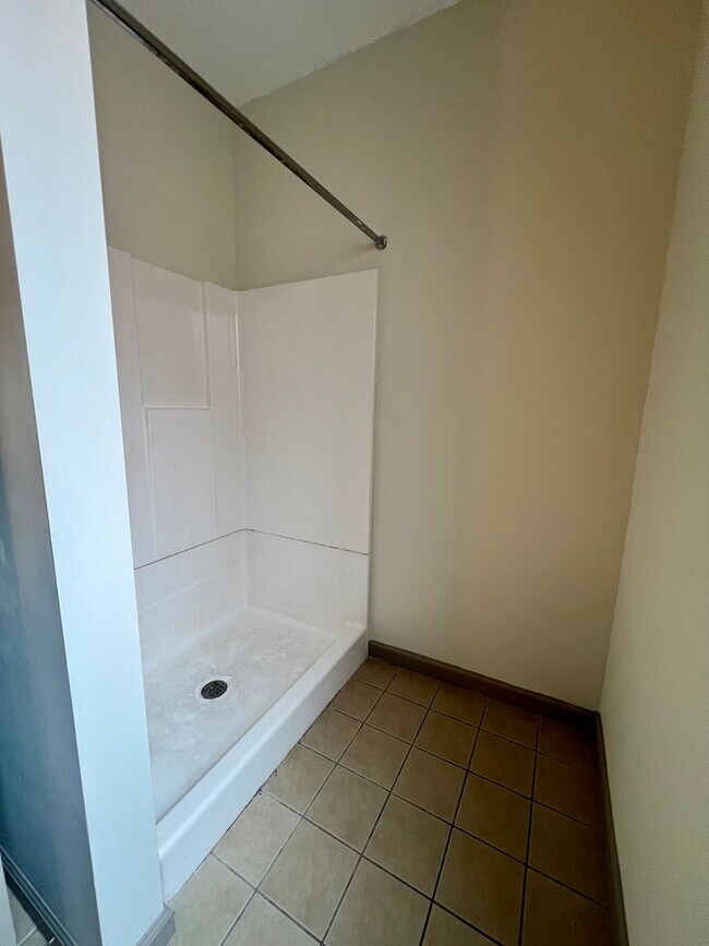 Building Photo - Spacious 4-Bedroom Townhome Near Temple! Available NOW!