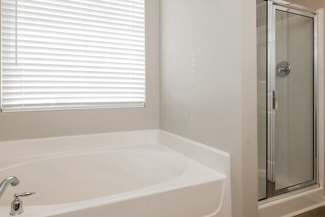 Building Photo - Spacious 4-Bedroom Hendersonville Home