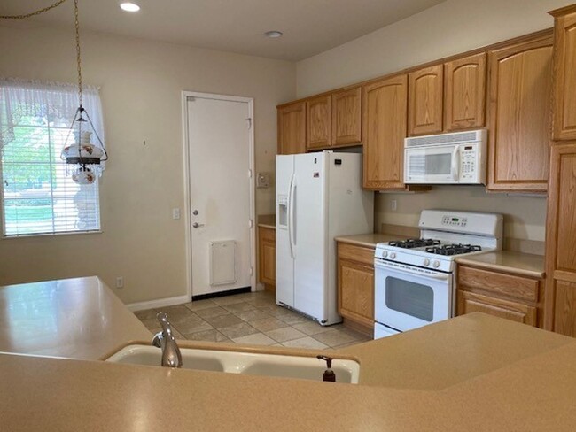 Building Photo - Apple Valley-Del Web Home, 2 Bedrooms,2 Ba...