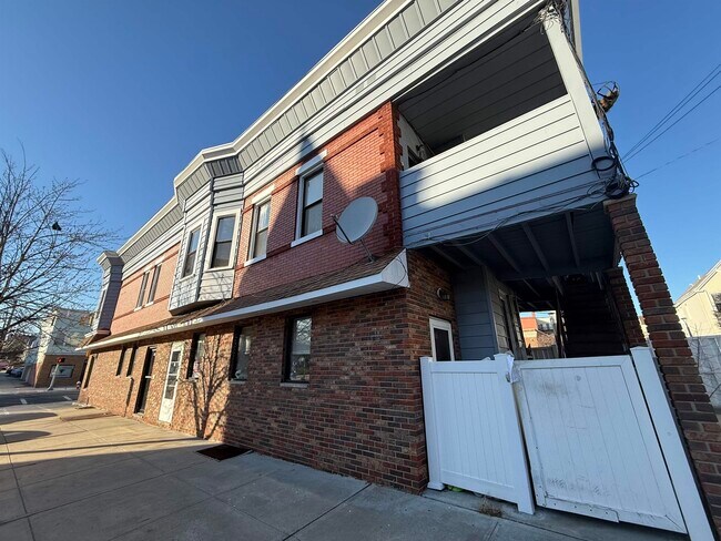 Building Photo - 846 Broadway