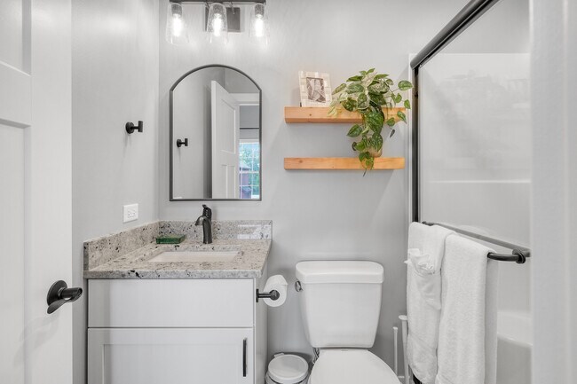 Building Photo - 100 Great Loop E Dr