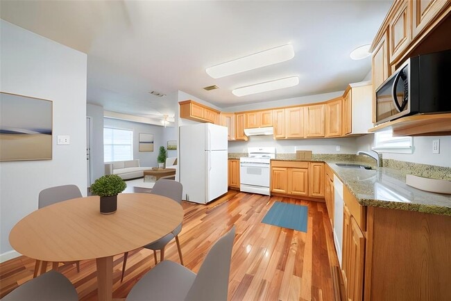 Building Photo - 1403 Broadmoor Dr