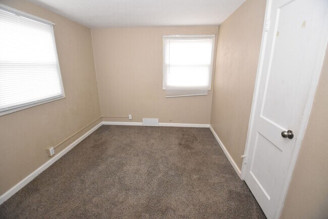 Building Photo - 3 bed 1 bath home in the Riverside/Keller park area
