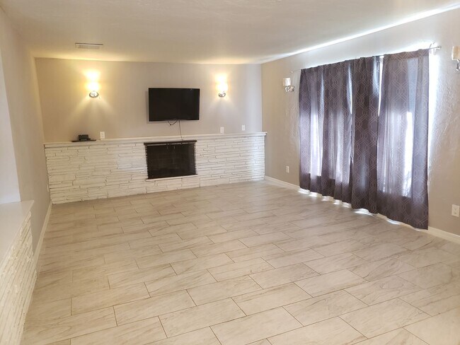 Building Photo - Historic District 3 be d3 bath home w/ RV gate