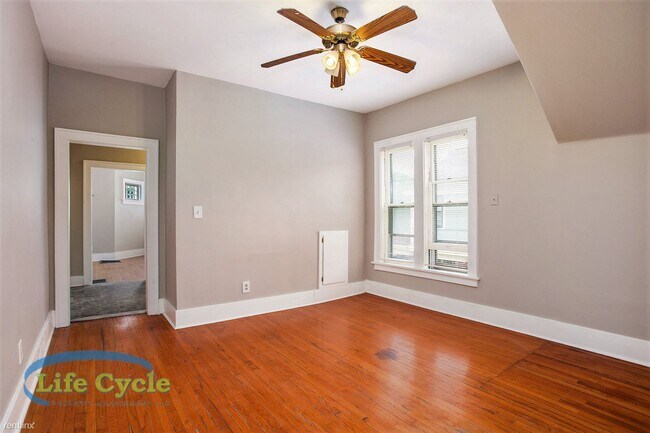 Building Photo - 2 br, 1 bath Triplex - 248 Henry Ave SE