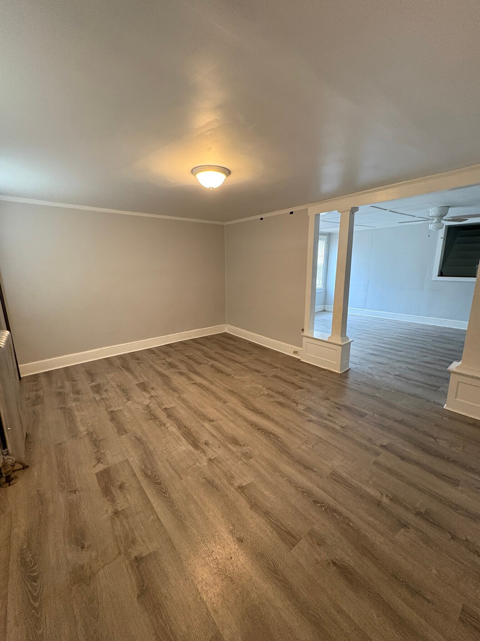 Front room 2 - 28 Murray St