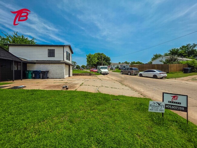 Building Photo - Spacious Split-Level 4-Bedroom Home with T...