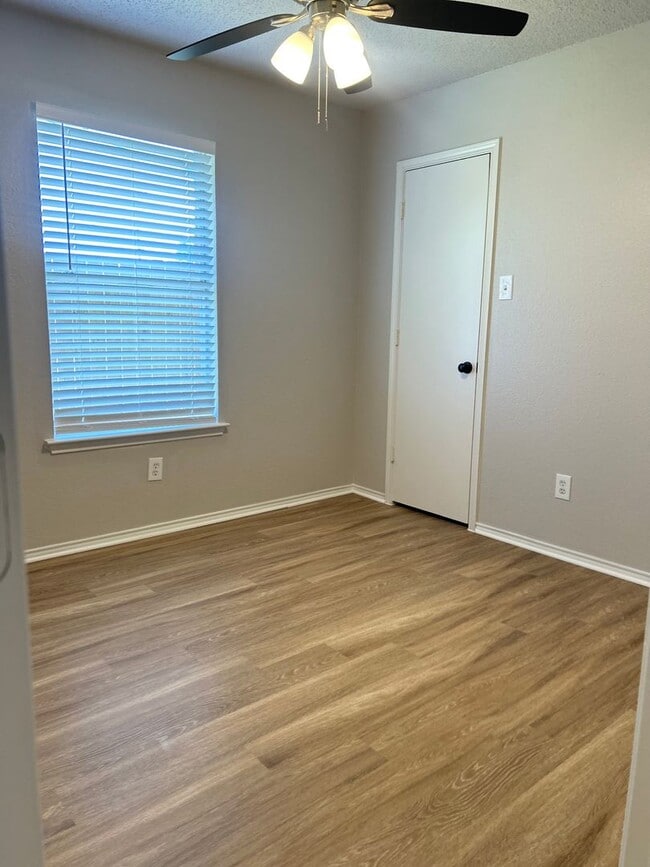 Building Photo - SPACIOUS 3/2/1 DUPLEX
