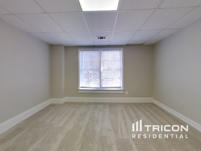Building Photo - 880 Freemanwood Ln