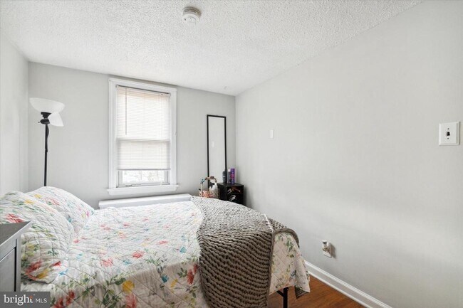 Building Photo - 327 E 9th Ave