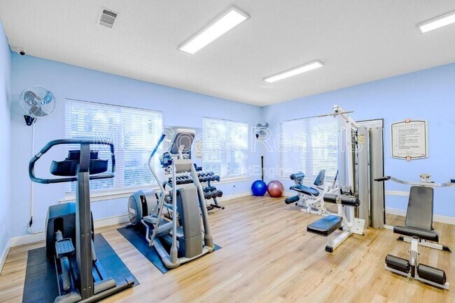 Building Photo - 2252 Beach Dr