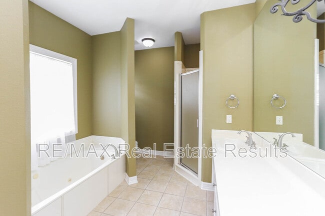 Building Photo - 5602 S Bent Tree Dr