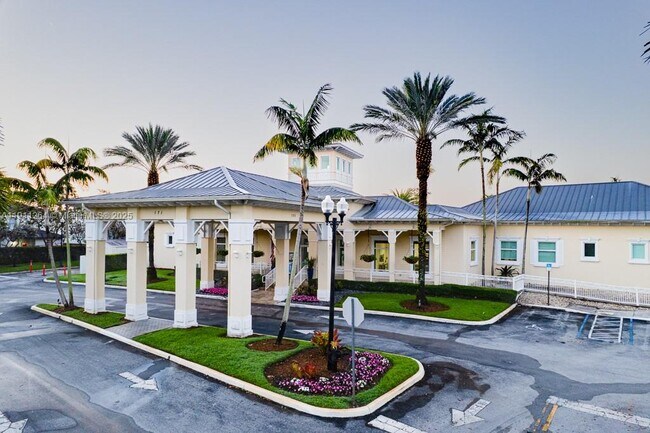 Building Photo - 2741 NE 4th St