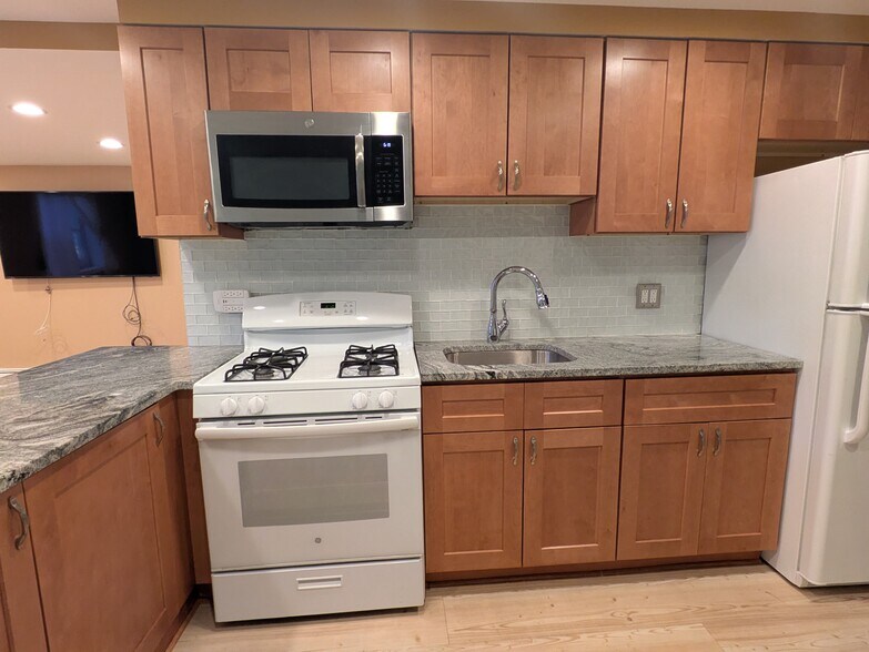 Building Photo - 510 W 45th St
