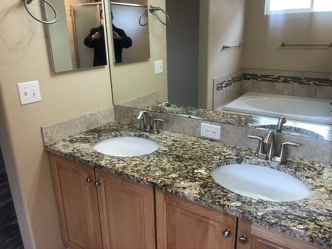 Building Photo - Large 4 bedroom Home in Commerce City