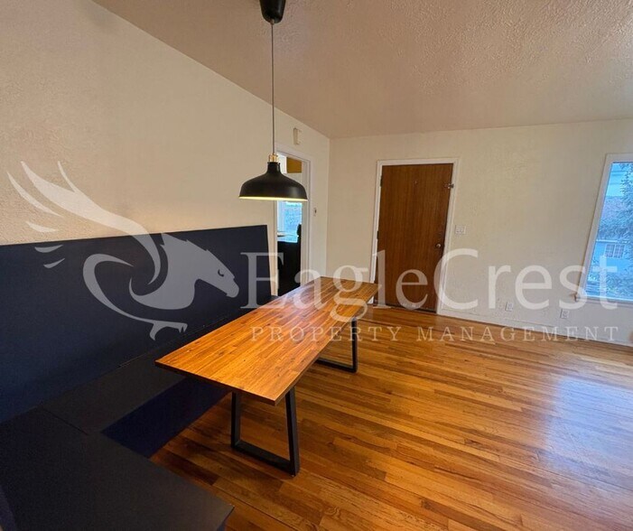 Building Photo - Spacious 3-Bedroom 2 bathroom Home with Great Mountain Views and Bonus Room!!