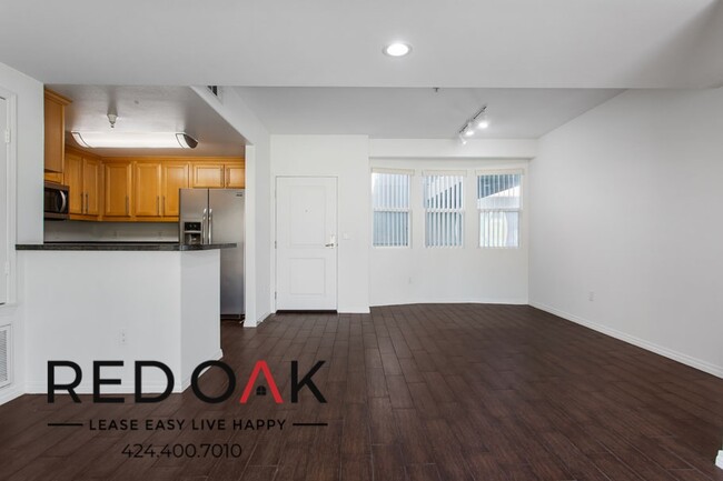 Building Photo - Beautiful and Brilliant Two Bedroom with L...