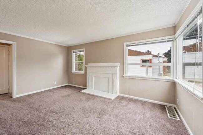 Building Photo - 3 bedroom in Seattle WA 98117