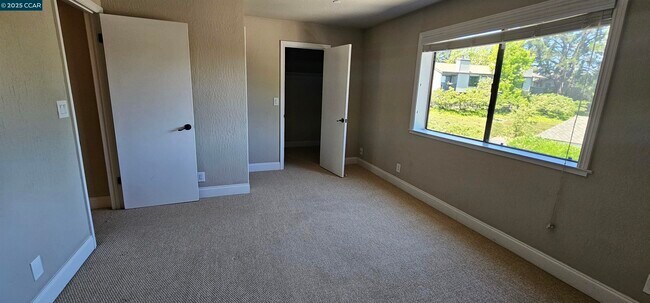 Building Photo - 1597 Ashwood Dr