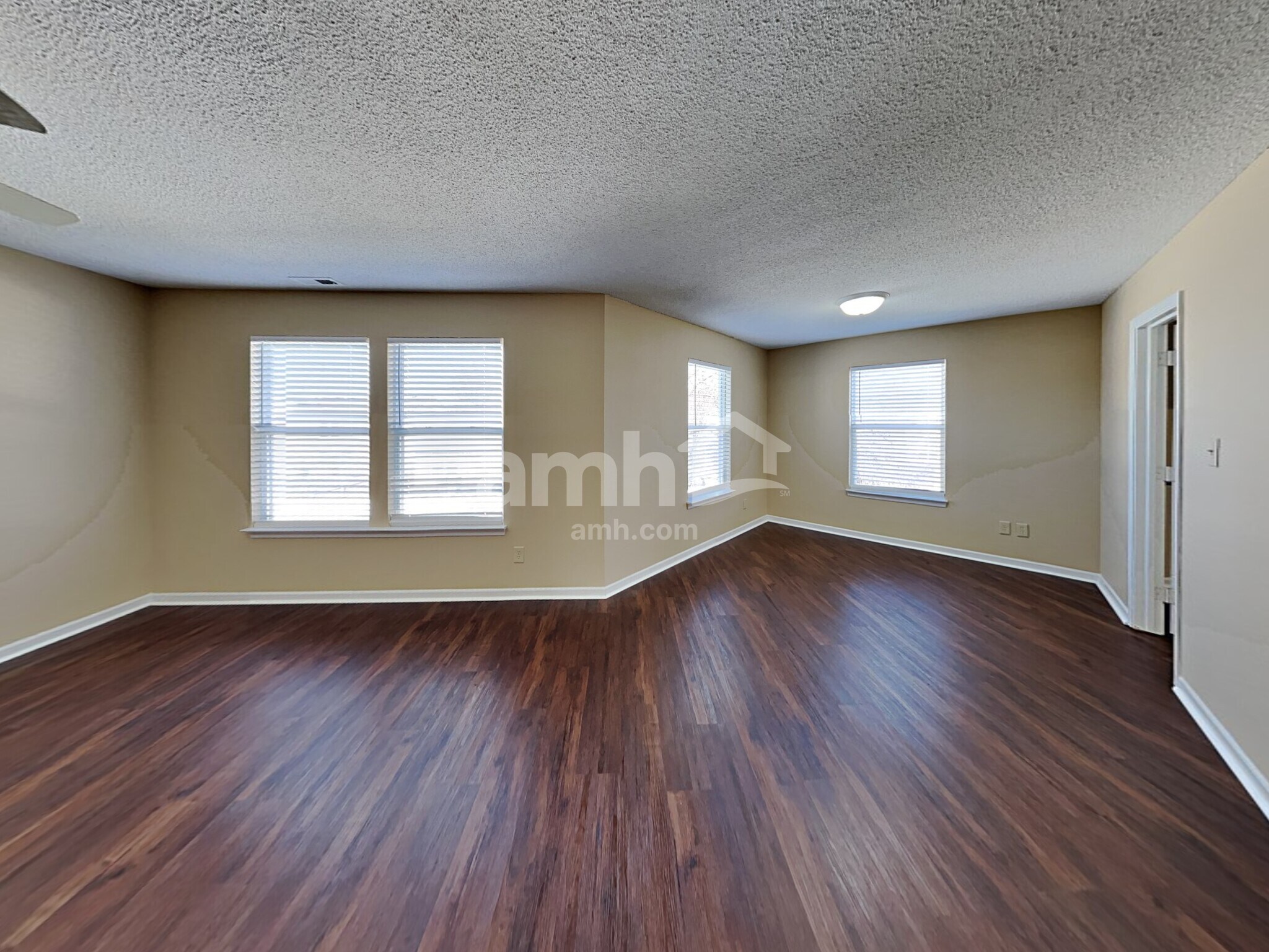 Building Photo - 10970 Clear Spring Dr