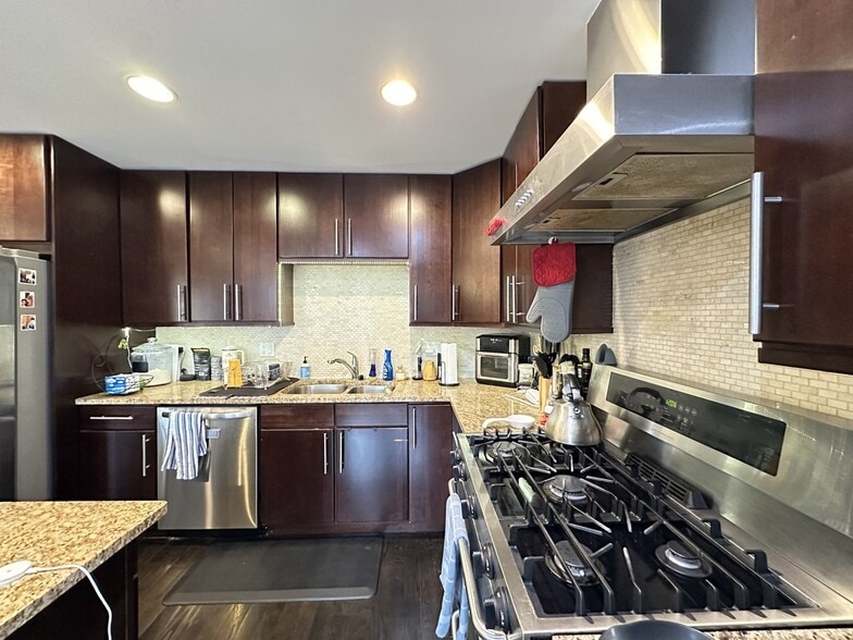 Building Photo - 907 N Damen Ave