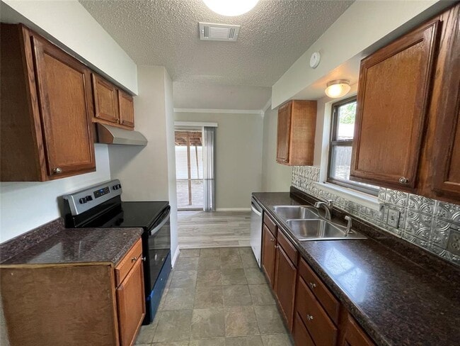 Building Photo - 1008 Wake Dr