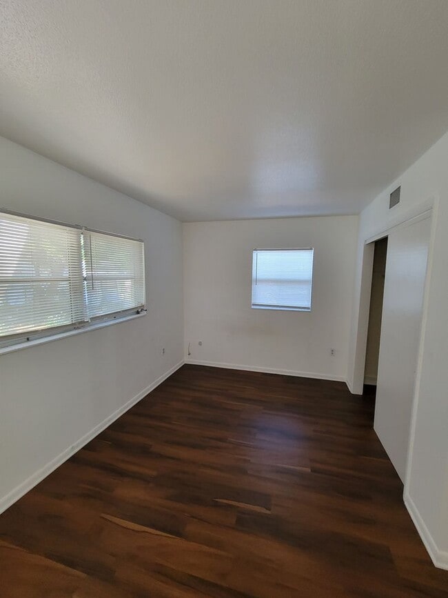 Building Photo - 3/1  - 1/2 DUPLEX LOCATED IN LEESBURG