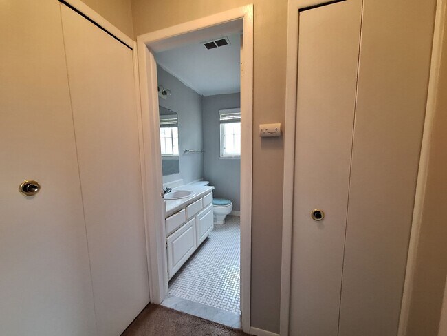 Building Photo - Prime located Condo!