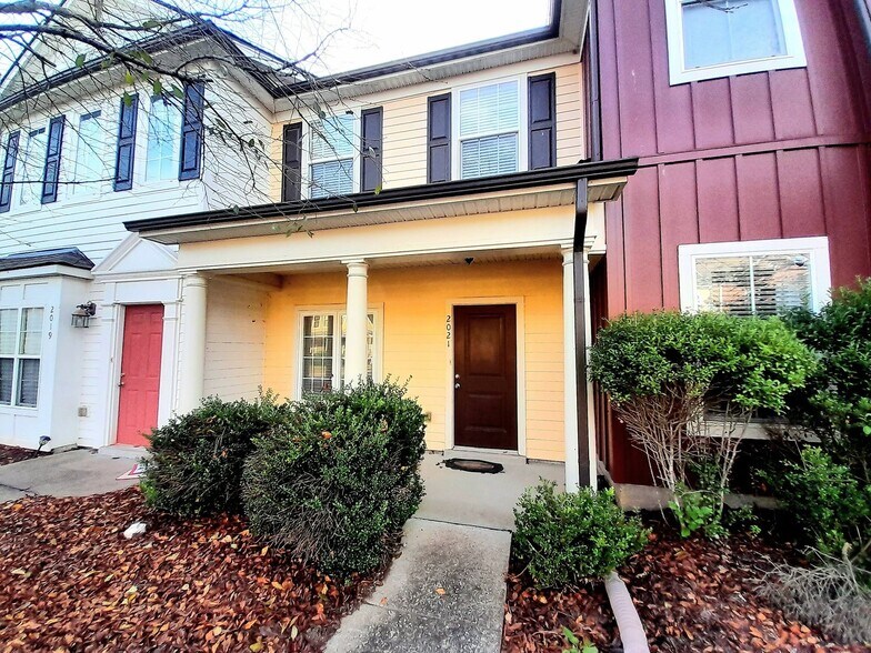 Building Photo - 2021 Hemlock Dr