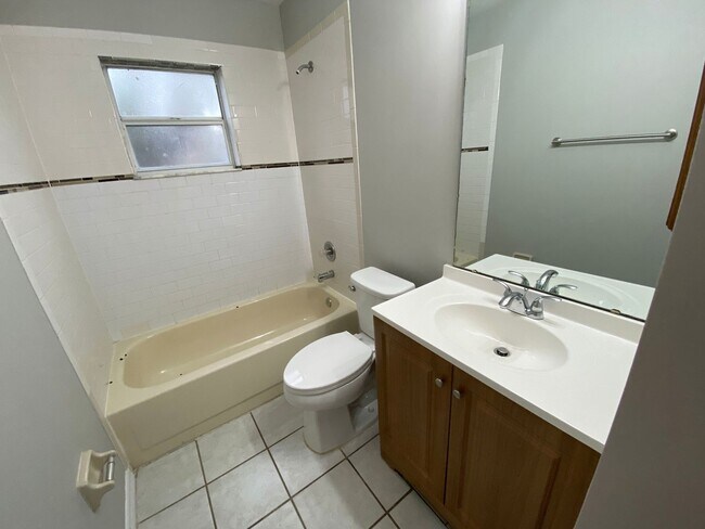 Building Photo - 3 Bedroom 2 Bath Home in East Orlando for Rent