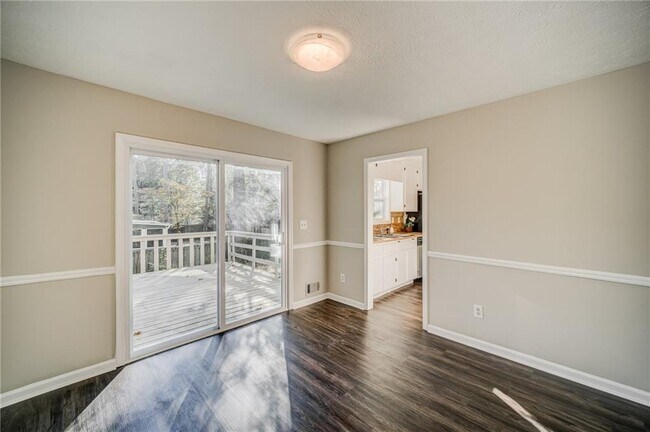 Building Photo - 4060 Oak Ferry Dr NE
