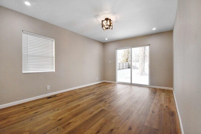 Building Photo - Pet Friendly Three Bedroom!
