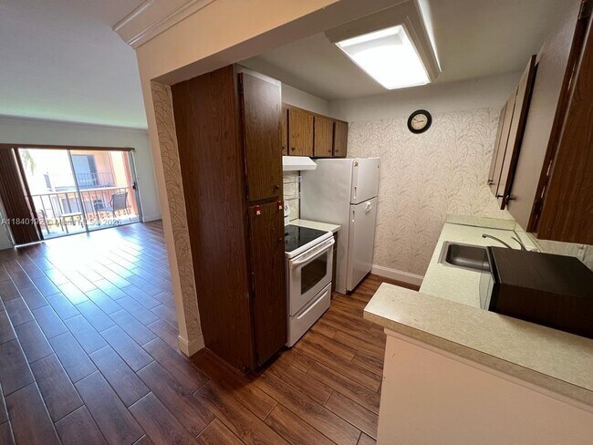 Building Photo - 7160 Fairway Dr