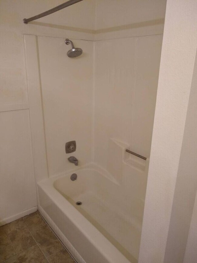 Building Photo - Beautiful Quailbrook 2 Bedroom!