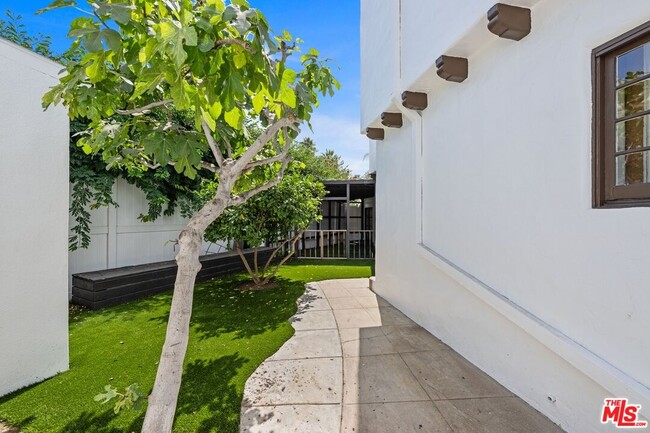 Building Photo - 366 S Crescent Heights Blvd