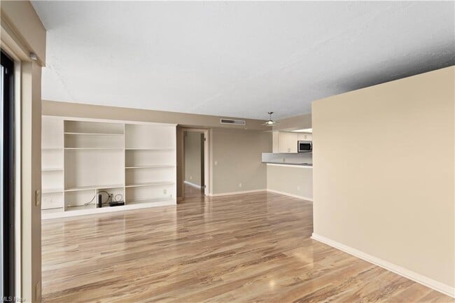 Building Photo - 1444 W 10th St