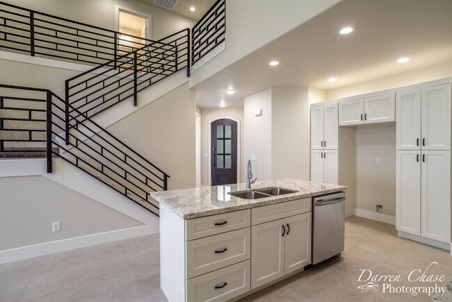 Building Photo - 4 bedroom, 2.5 bathroom townhome in Hurricane!