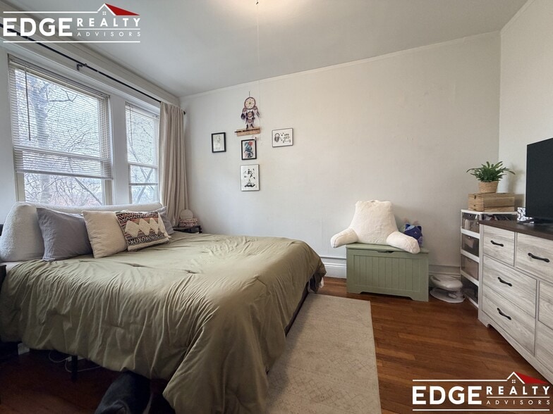 Building Photo - 264 Kelton St